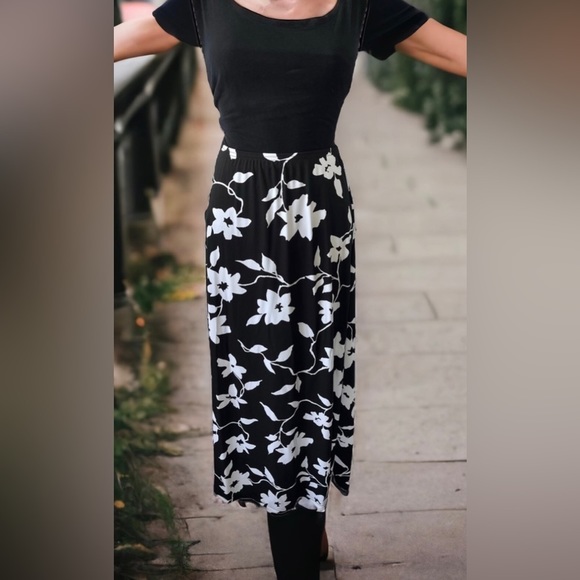 Jaclyn Smith • Black & White Floral Elastic Waist Maxi Skirt • Large - Picture 2 of 6
